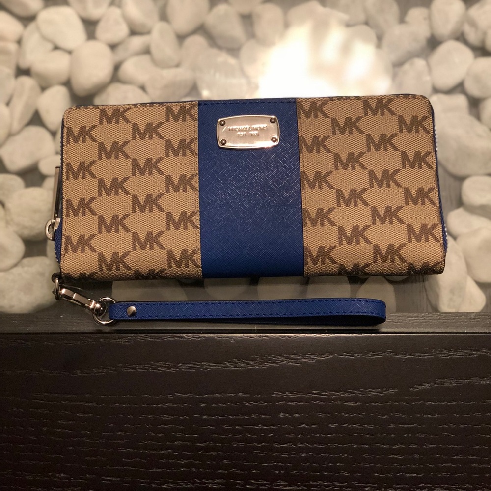 Michael Kors wristlet